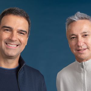 O ex-jogador Paulo Nunes, junto de Tadeu Schmidt, comandam a 'Central da Copa de Clubes' na TV Globo.