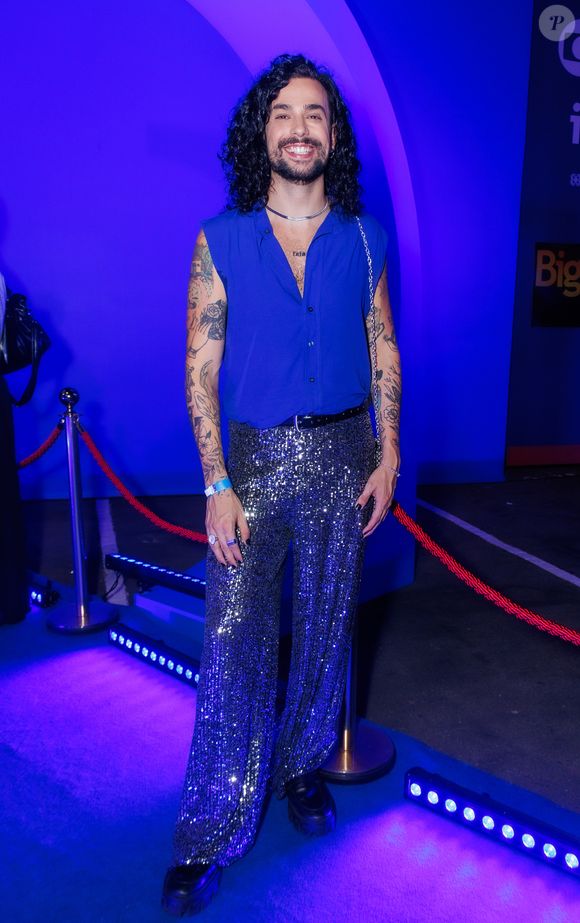 Vítor diCastro combinou blusa com uma calça brilhosa