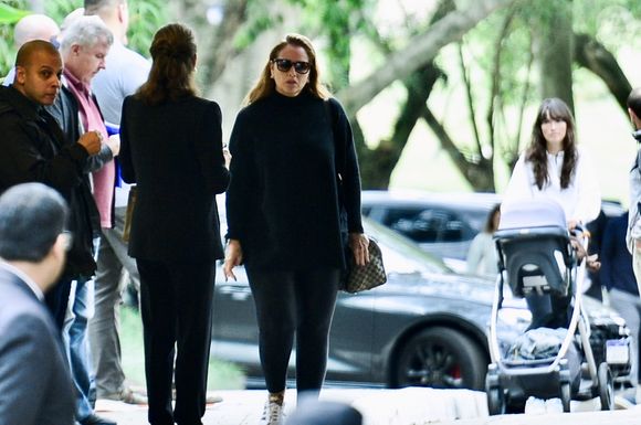 Corpo da filha de Schynaider Moura foi velado por Mariana Belém em cemitério de São Paulo