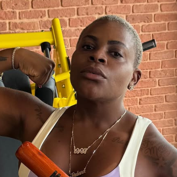 Milionária, Jojo Todynho pede dinheiro de seguidores para ajudar amigo com câncer e rebate críticas: 'Eu tenho uma vida'