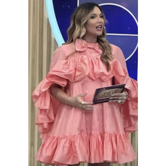 No SBT, Virgínia Fonseca também sofreu críticas por apresentar programa com vestido cheio de babados