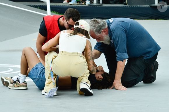 Rayssa Leal recebeu atendimento no local