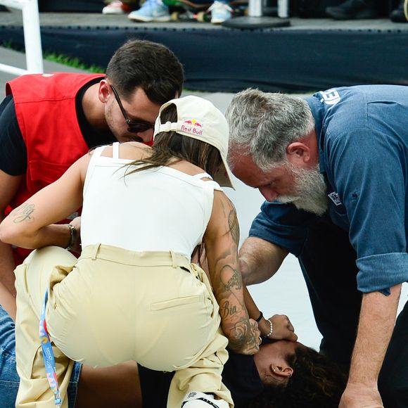 Rayssa Leal recebeu atendimento no local