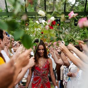 Comemoração espiritual e look de grife: os detalhes do pré-aniversário de Anitta