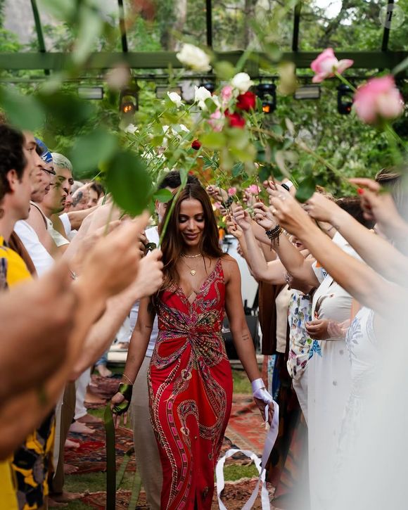 Comemoração espiritual e look de grife: os detalhes do pré-aniversário de Anitta