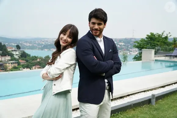 Com um falso namoro para garantir a guarda de uma criança, ‘Dolunay’ aquece o coração com dilemas e afetos reais.