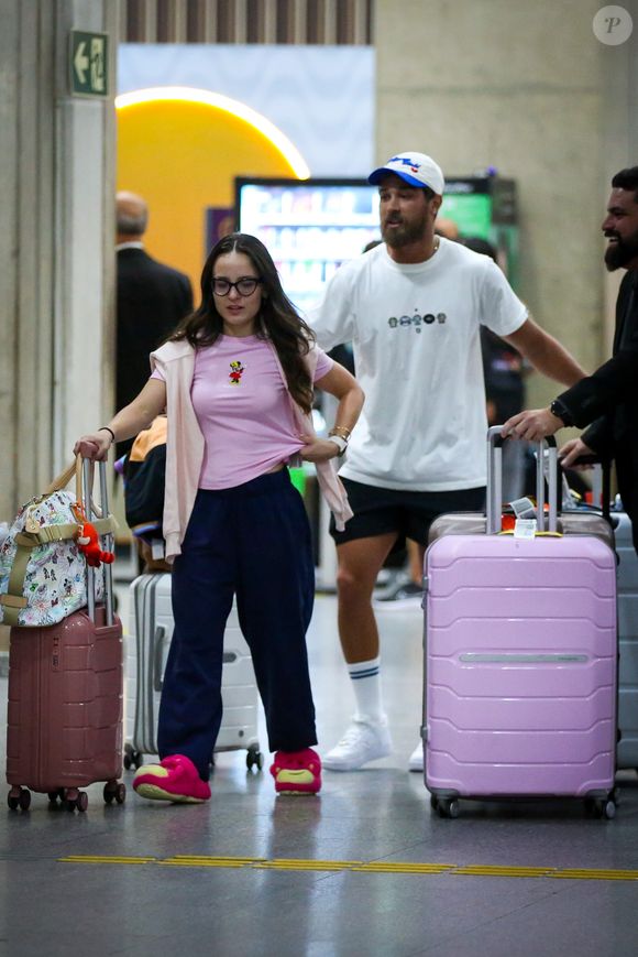 Larissa Manoela desembarca no Rio de Janeiro após férias românticas no Caribe ao lado de André Luiz Frambach