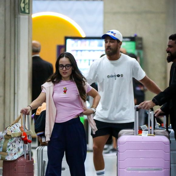 Larissa Manoela desembarca no Rio de Janeiro após férias românticas no Caribe ao lado de André Luiz Frambach