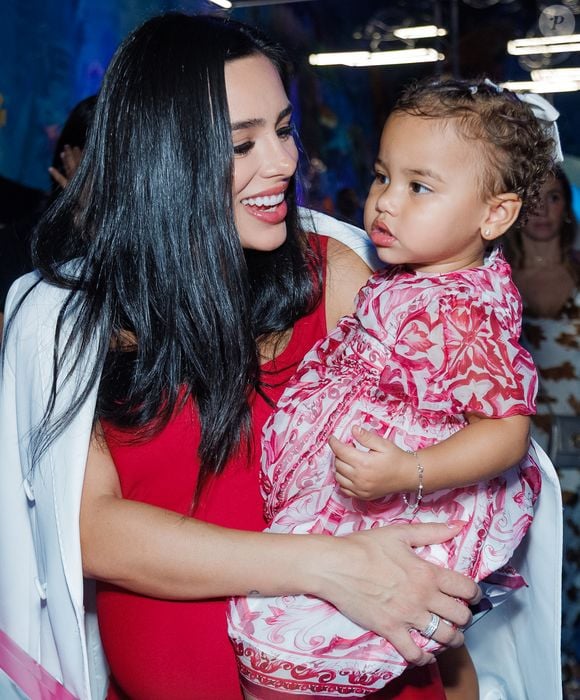 Bruna Biancardi, grávida da 2ª filha, posou fofa ao lado de Mavie.