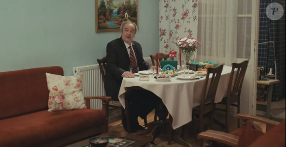 Enver tem 'conversado' com a mulher, Hatice, e chega a organizar um jantar romântico para a mulher já falecida na novela 'Força de Mulher', capítulo de quinta-feira 8 de maio de 2025