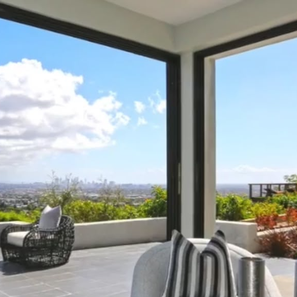 O imóvel de 517 m² que pertenceu a Demi Lovato mudou de proprietário em 2020, quando foi vendido por US$ 8,25 milhões
