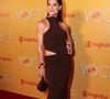 Alinne Moraes traz sofisticação em um vestido midi marrom-chocolate com gola alta, cavado nos ombros e com recorte cut-out assimétrico na cintura. A produção ganha força com óculos escuros de armação retrô clara, minibolsa estruturada e scarpins amarelos de bico fino