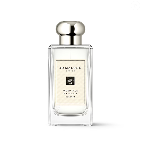O Wood Sage & Sea Salt, da Jo Malone, combina sal marinho, sálvia, toranja, ambreta e algas marinhas em uma fragrância com sensação salgada e mineral. O fundo amadeirado suave completa a proposta sofisticada para quem busca um perfume discreto no ambiente de trabalho