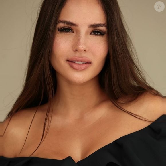 Karolina Trainotti usa o Instagram para ostentar viagens luxuosas ao redor do mundo. Entre os destinos, estão Sardenha, na Itália, e Míconos, na Grécia