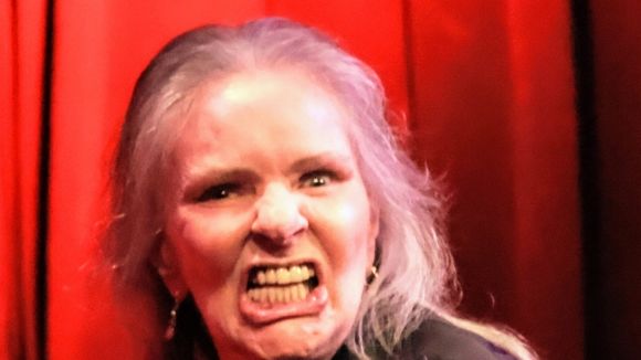 'Pare imediatamente': aos 71 anos, Angela Ro Ro foi acusada de abuso emocional por ex-namorada 5 décadas mais nova