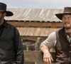 Dirigido por Antoine Fuqua e protagonizado por Denzel Washington, o longa acompanha os moradores de uma cidade americana que buscam ajuda de pistoleiros para enfrentar Bartholomew Bogue, um empresário da mineração que usa a violência para tomar suas terras