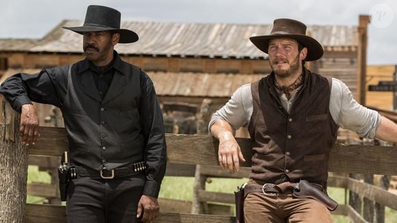 Dirigido por Antoine Fuqua e protagonizado por Denzel Washington, o longa acompanha os moradores de uma cidade americana que buscam ajuda de pistoleiros para enfrentar Bartholomew Bogue, um empresário da mineração que usa a violência para tomar suas terras