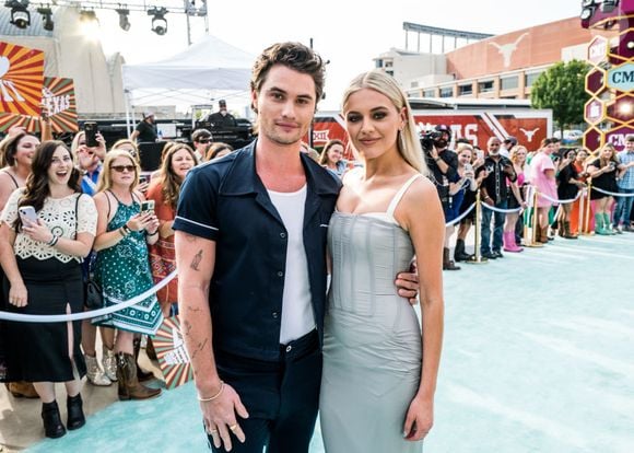 Após supostamente se separarem em setembro e voltarem brevemente em outubro, Chase Stokes e Kelsea Ballerini terminaram (talvez) de vez em novembro. A relação entre os dois estava "instável e tóxica" e que "era demais para Kelsea"