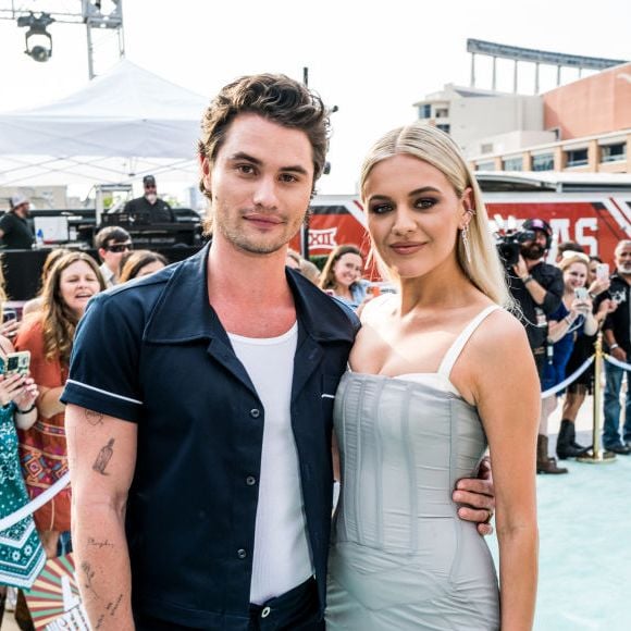 Após supostamente se separarem em setembro e voltarem brevemente em outubro, Chase Stokes e Kelsea Ballerini terminaram (talvez) de vez em novembro. A relação entre os dois estava "instável e tóxica" e que "era demais para Kelsea"