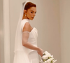 Para o casamento, Giovanna Lancellotti apostou em um vestido elegante confeccionado de cetim de seda