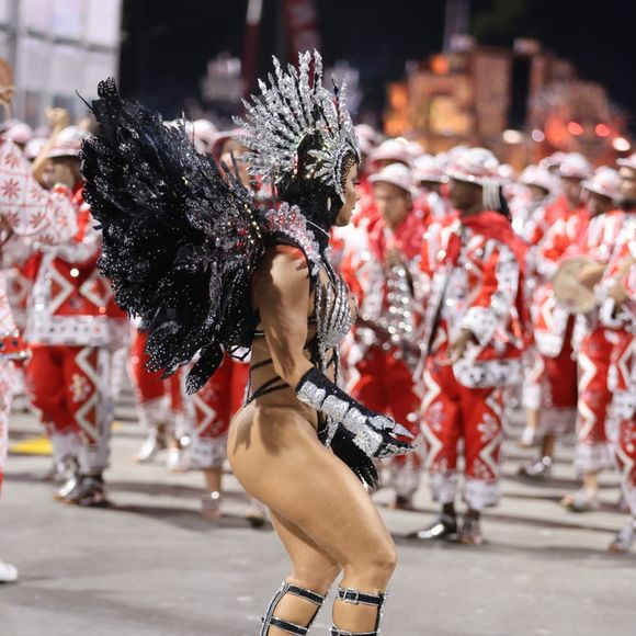 Rainha de bateria do Salgueiro, Viviane Araújo exibiu barriga sequinha ao cruzar a Sapucaí - Foto: Brazilnews/Agnews