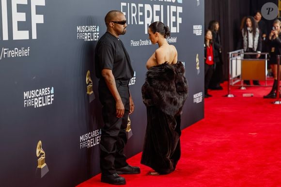 Bianca Censori chegou ao Grammy com um casaco