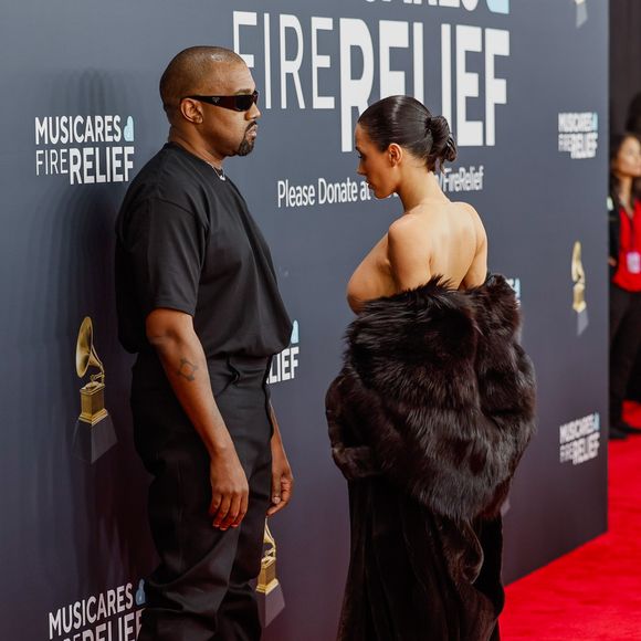 Bianca Censori chegou ao Grammy com um casaco