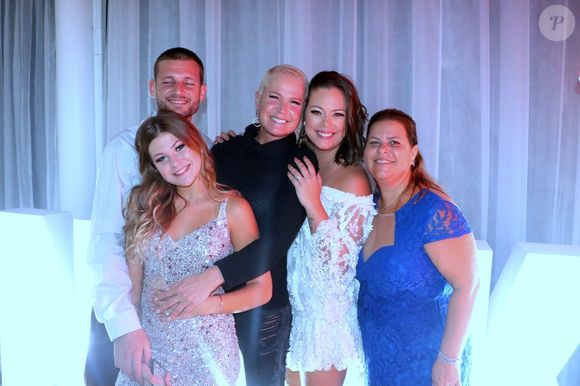 Sobrinha de Xuxa, Nikki Meneghel com a mãe e a tia famosa em seu aniversário de 14 anos, em 2019