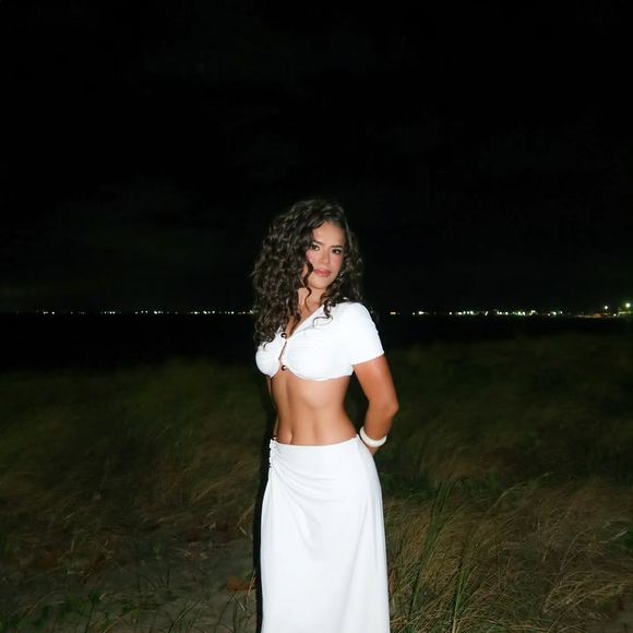 Maisa apostou em um look branco com saia longa