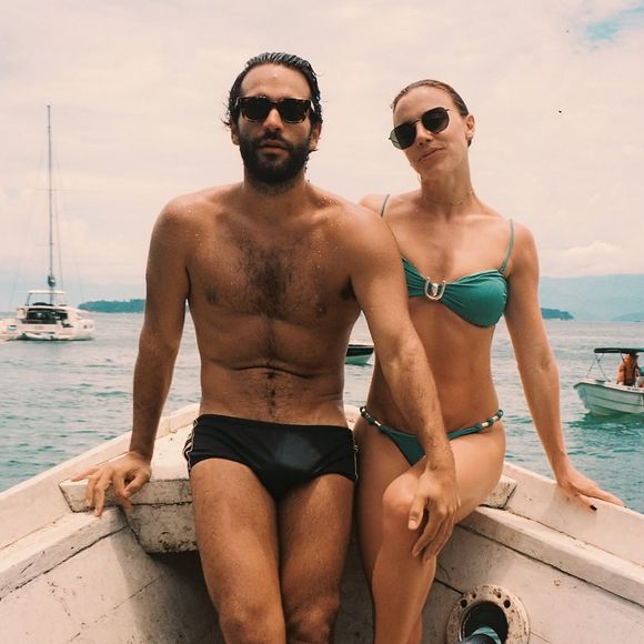 Neste sábado (05), as equipes dos atores de 'Vale Tudo' negaram o namoro e garantiram que eles são apenas amigos