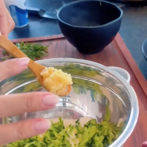 São opcionais o alho e meio limão espremidos - mas que dão um sabor extra para a receita