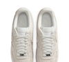 A Nike reinventou um clássico. O novo Air Force 1 Low Paisley traz cabedal totalmente em camurça, desenhos em relevo inspirados na estampa cashmere e um acabamento que transmite sofisticação