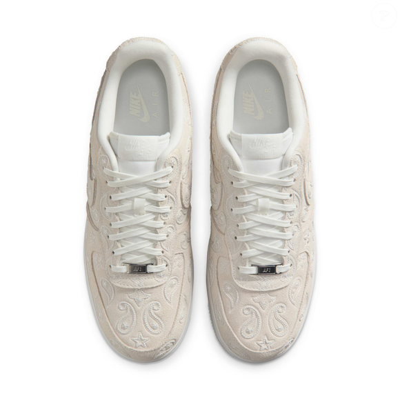 A Nike reinventou um clássico. O novo Air Force 1 Low Paisley traz cabedal totalmente em camurça, desenhos em relevo inspirados na estampa cashmere e um acabamento que transmite sofisticação