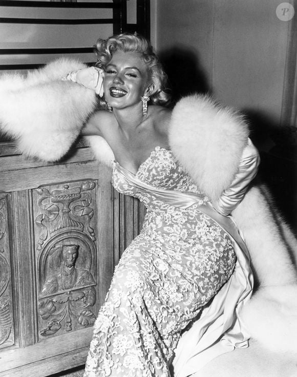 Símbolo de elegância atemporal, Marilyn Monroe completaria 100 anos em 2026. Décadas após eternizar seus looks em Hollywood, a atriz ainda influencia a moda e serve de inspiração para noivas que desejam um visual clássico, romântico e cheio de glamour