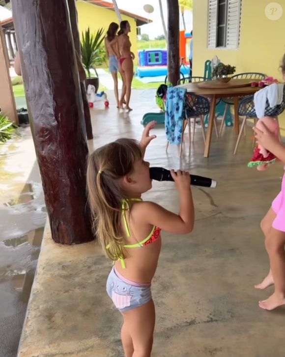 Neste aqui, Bruna Marquezine se divertiu com Maria Alice e Maria Flor, filhas de Virgínia Fonseca