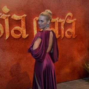 Carolina Dieckmmann usou vestido roxo poderoso ao lançar 'Joia Rara'