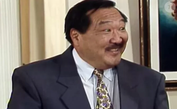 Kasuo, irmão de Okida, morre em acidente de carro na novela A Viagem