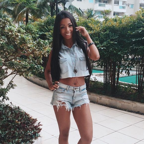 Brunna Gonçalves também tinha um piercing no septo que se destacava muito