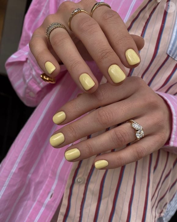 O efeito é um visual sofisticado e bem cuidado, permitindo que você opte por unhas curtas e versáteis