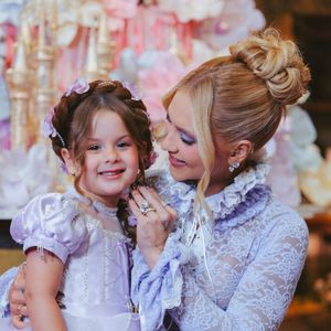 Maria Flor posa com o vestido de princesa escolhido para sua festa de aniversário de 4 anos. Inspirada no filme 'Enrolados', da Disney, a comemoração teve decoração em tons de rosa, lilás e dourado, torre cenográfica de Rapunzel, lanternas flutuantes e milhares de pontos de luz no teto