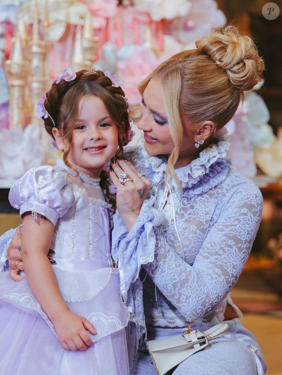Maria Flor posa com o vestido de princesa escolhido para sua festa de aniversário de 4 anos. Inspirada no filme 'Enrolados', da Disney, a comemoração teve decoração em tons de rosa, lilás e dourado, torre cenográfica de Rapunzel, lanternas flutuantes e milhares de pontos de luz no teto