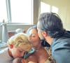 Na imagem, Thammy aparece em um momento de carinho com a família enquanto o filho está amamentando na mãe