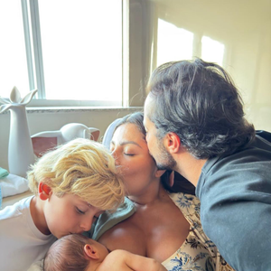 Na imagem, Thammy aparece em um momento de carinho com a família enquanto o filho está amamentando na mãe