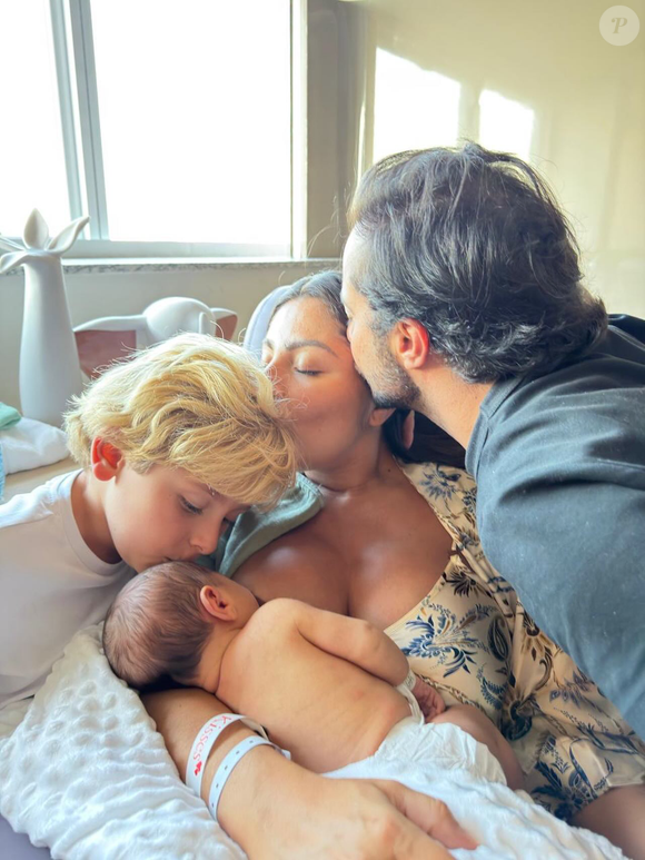 Na imagem, Thammy aparece em um momento de carinho com a família enquanto o filho está amamentando na mãe