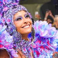 Sabrina Sato destaca corpo sarado e virilha lisinha em fantasia de flor no Carnaval 2026 e faz promessa inusitada para desfile aos 90 anos: 'Guardar'