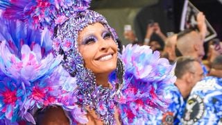 Sabrina Sato destaca corpo sarado e virilha lisinha em fantasia de flor no Carnaval 2026 e faz promessa inusitada para desfile aos 90 anos: 'Guardar'