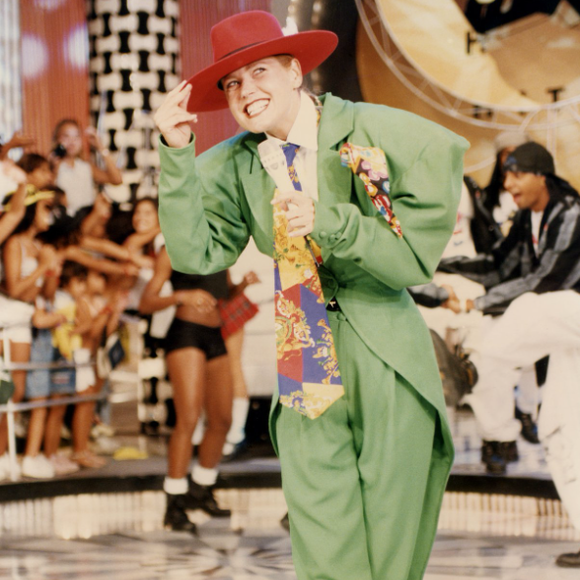 Figurino de Xuxa com terno inspirado no 'Máskara'.