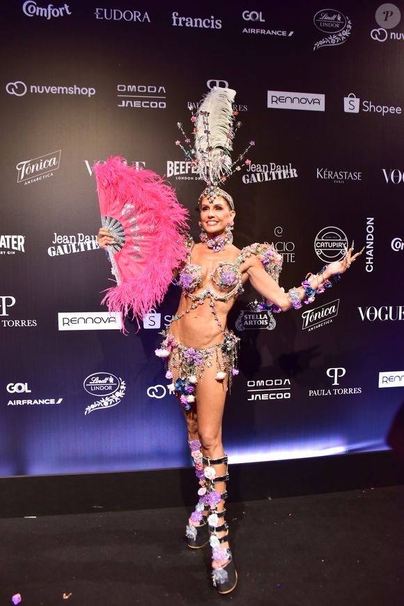Baile da Vogue 2026: look oficial de Deborah Secco foi de uma marca patrocinada, teve leque gigante e destacou seu corpo