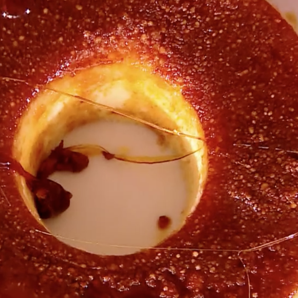 Receita leva leite condensado, coco ralado e leite de coco, e o pudim conta com a clássica calda