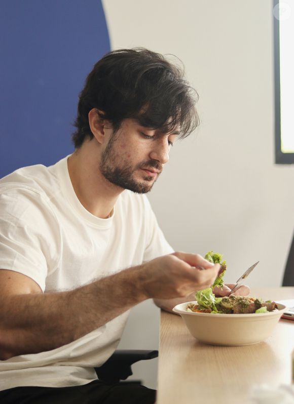 Neste momento, o melhor é apostar em comidas leves, saudáveis, muita hidratação e exercícios leves, como caminhadas